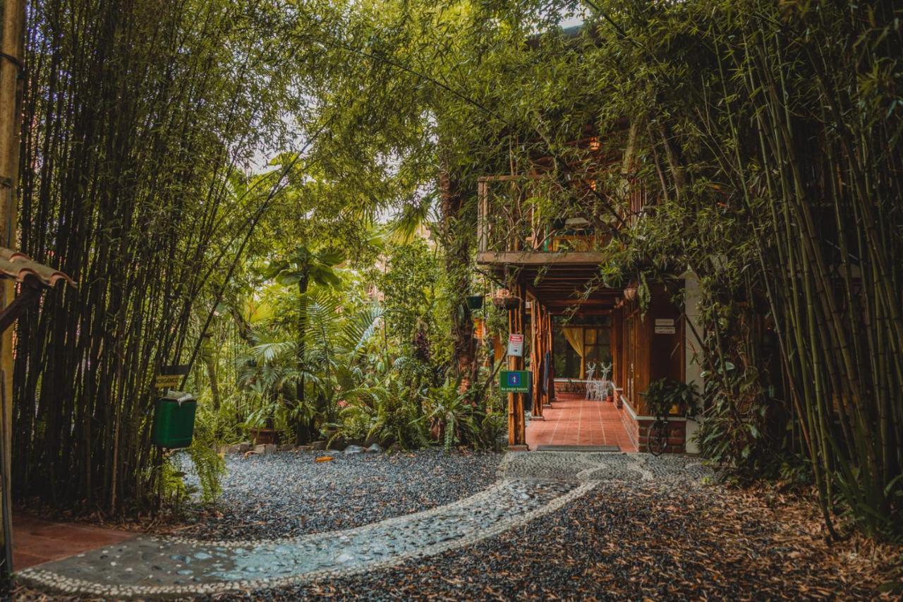 Hostal Las Palmas Puyo Exteriör bild