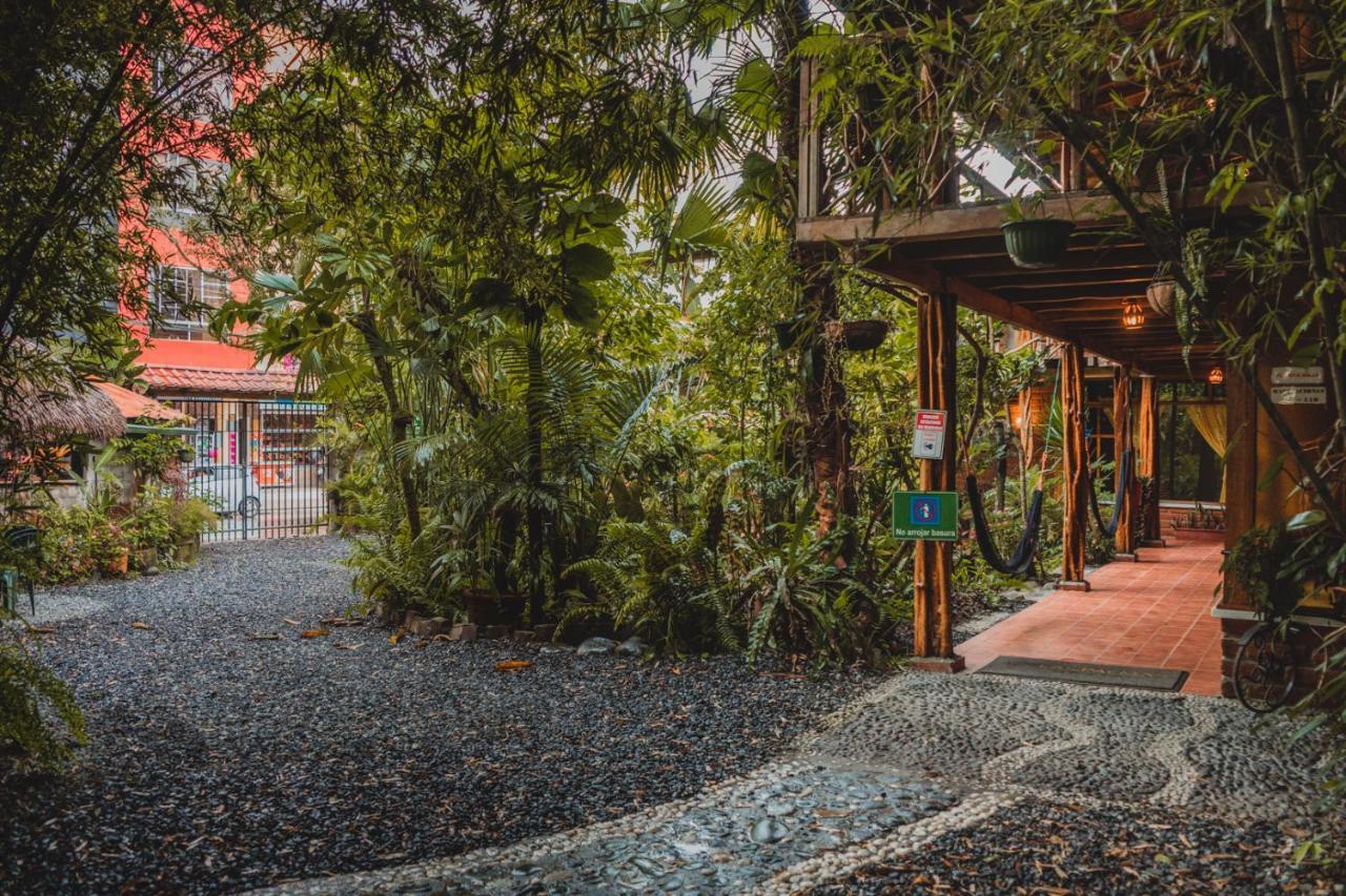 Hostal Las Palmas Puyo Exteriör bild